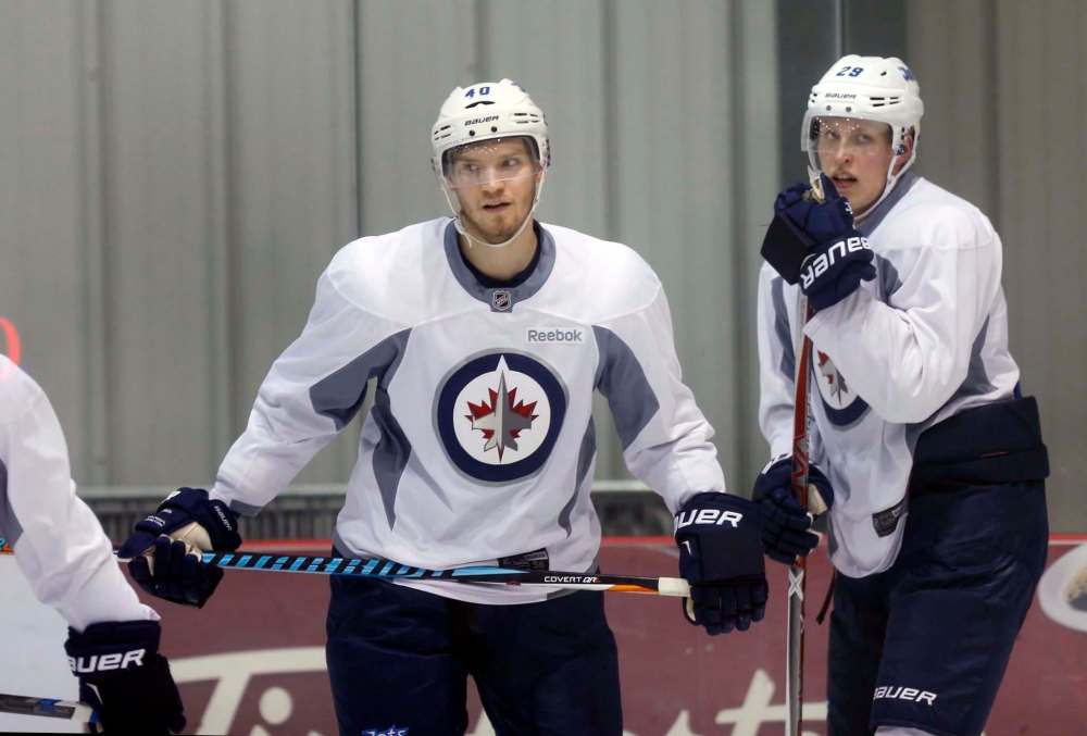 WAYNE GLOWACKI / WINNIPEG FREE PRESS
Finnish forwards Joel Armia and Patrik Laine (right) wait their turn Wednesday during the Winnipeg Jets’ practice at the MTS Iceplex. The Jets take on the Oilers in pre-season action tonight in Edmonton.