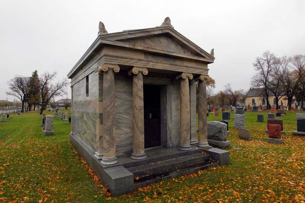 BORIS MINKEVICH / WINNIPEG FREE PRESS
The entire Macdonald family — Alexander, Annie and their five children — are buried in the Macdonald mausoleum in Kildonan Presbyterian Cemetery.