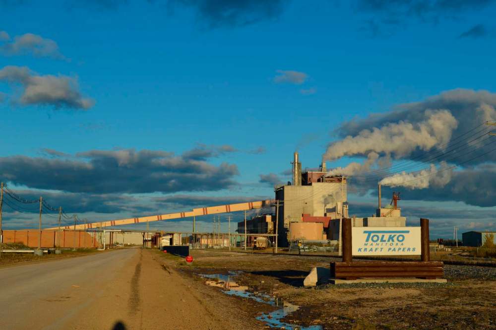 KRISTIN ANNABLE / WINNIPEG FREE PRESS files
A U.S. corporation has stepped up to buy the Tolko Industries mill in The Pas, which is set to close Dec. 2. The deal hinges on unionized workers agreeing to pension deferrals.