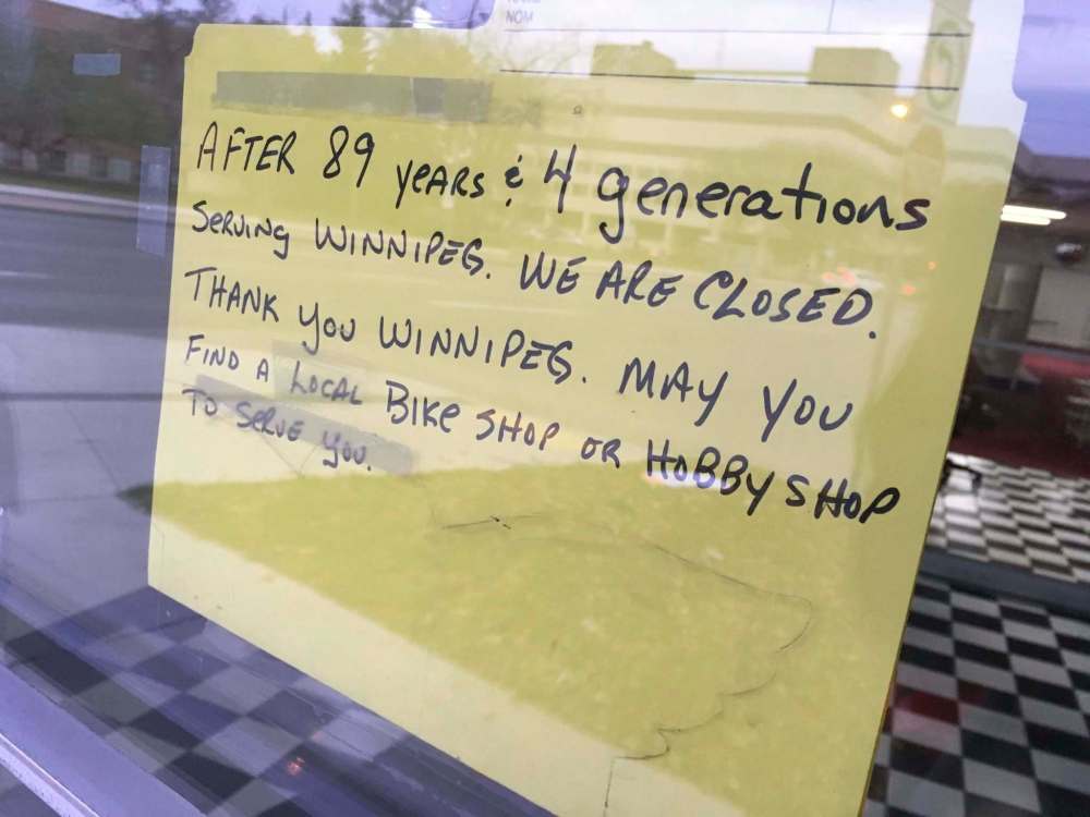 MIKE APORIUS / WINNIPEG FREE PRESS
A note left on the door at the store.