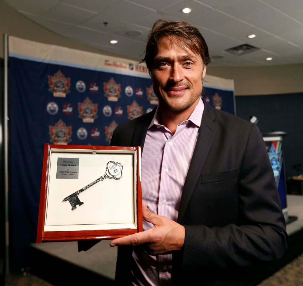 WAYNE GLOWACKI / WINNIPEG FREE PRESS
Teemu Selanne was presented with a key to the city by Mayor Brian Bowman.