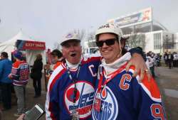 RUTH BONNEVILLE / WINNIPEG FREE PRESS
Marcy Beaucage gives his son Lee a hug prior to the alumni game after Lee bought tickets for them to attend the Saturday game.