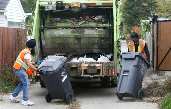 WAYNE GLOWACKI / WINNIPEG FREE PRESSEmterra Enviromental crew empties garbage bins in the Wolseley neighbourhood.