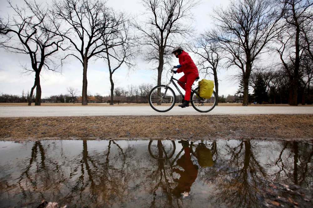 RUTH BONNEVILLE / WINNIPEG FREE PRESS
A bicyclist makes a circuit around the Assiniboine Park in the spring. The Assiniboine Park Conservancy has been chosen as the winner of the 2016 Skål Sustainable Tourism Award.