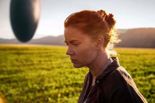 PARAMOUNT PICTURES
Amy Adams, as Louis Banks in Arrival, demonstrates that intellect and emotion are mutually exclusie qualities.