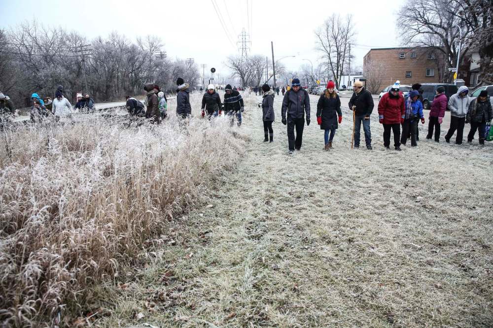 MIKE DEAL / WINNIPEG FREE PRESS
Hundreds of volunteers showed up to help in the ground search for College Beliveau teacher Kevin Dilk, who went missing last Wednesday.