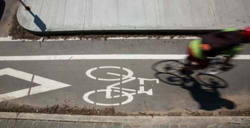 MIKAELA MACKENZIE / WINNIPEG FREE PRESS FILES
Coun. Janice Lukes' proposal would have the city erect temporary structures to create bike lanes to assess the popularity of various routes before they&rsquo;re made permanent.