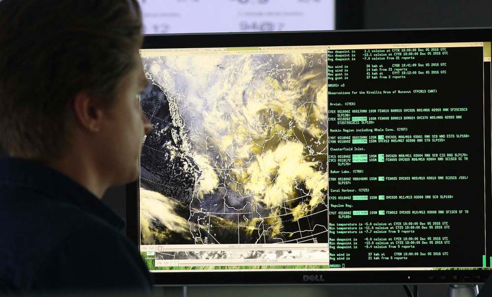 JOE BRYKSA / WINNIPEG FREE PRESS
Jeremy Kusyk, a meteorologist at the Prairie and Arctic Storm Prediction Centre, examines a satellite view of a forthcoming winter storm over Southern Manitoba.