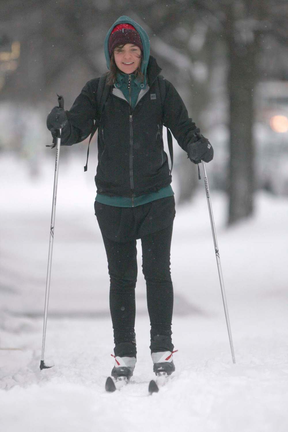 JOE BRYKSA / WINNIPEG FREE PRESS
Brigette Depape skis to work on Granite Way near the Manitoba Legislature this morning.