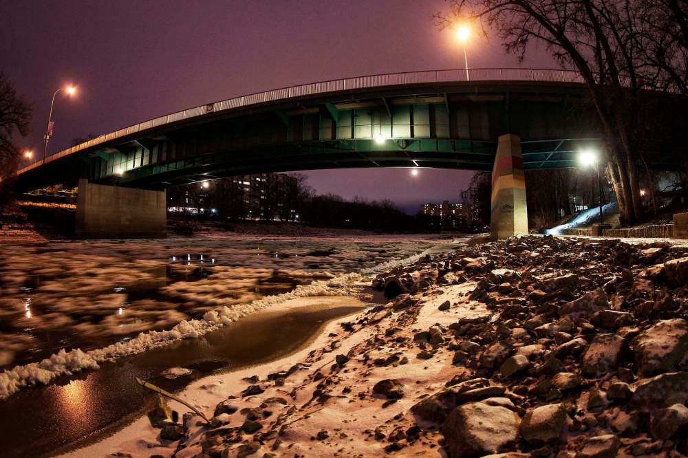 MIKE DEAL / WINNIPEG FREE PRESS FILES
The Assiniboine River just east of the Donald Street Bridge where a 16-year-old girl was attacked by two males in 2014.