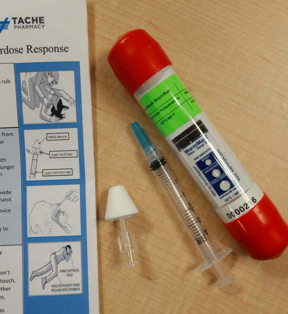 WAYNE GLOWACKI / WINNIPEG FREE PRESS files
Winnipeg School Division is discussing the idea of having naloxone kits in case of an emergency involving an opioid overdose.
