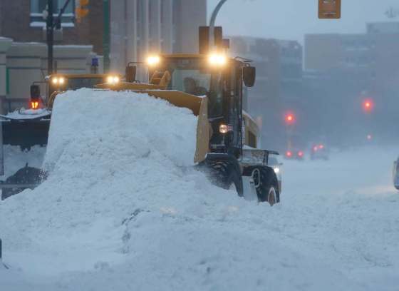 WAYNE GLOWACKI / WINNIPEG FREE PRESSSnow clearing was in high gear on Portage Avenue Monday morning after the heavy snow fall.