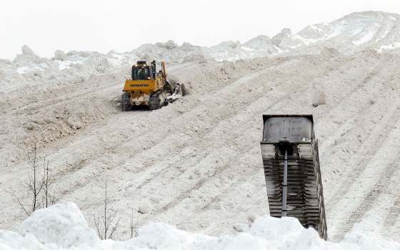 PHIL HOSSACK / WINNIPEG FREE PRESS FILESsnow-clearing efforts last month cost $18.9 million, $13.3 million more than what the city had budgeted for the month.