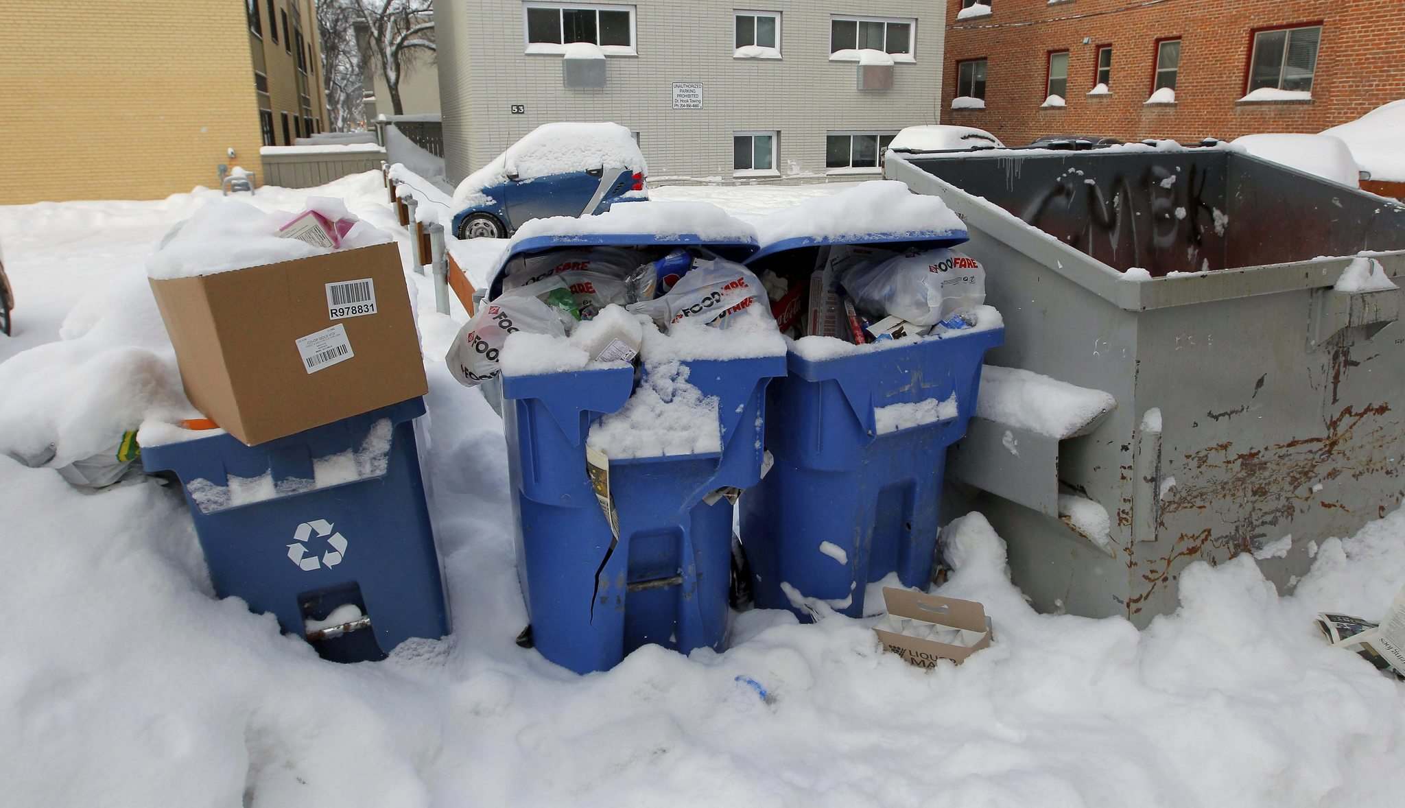 City’s aging recycling, garbage bins starting to fall apart Winnipeg