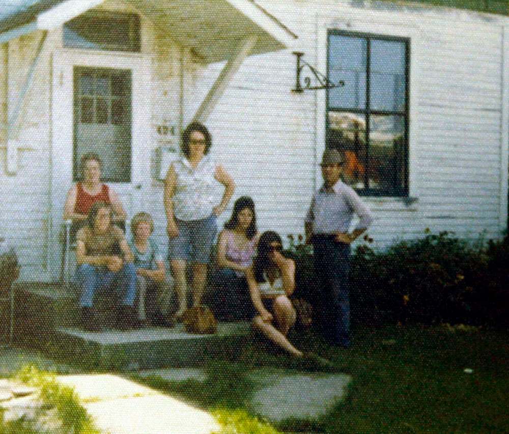 KEN GIGLIOTTI / WINNIPEG FREE PRESS FILES
Amy and Gordon Richardson and their children were one of many families who benefited from the Mincome program in Dauphin from 1974 to 1978.