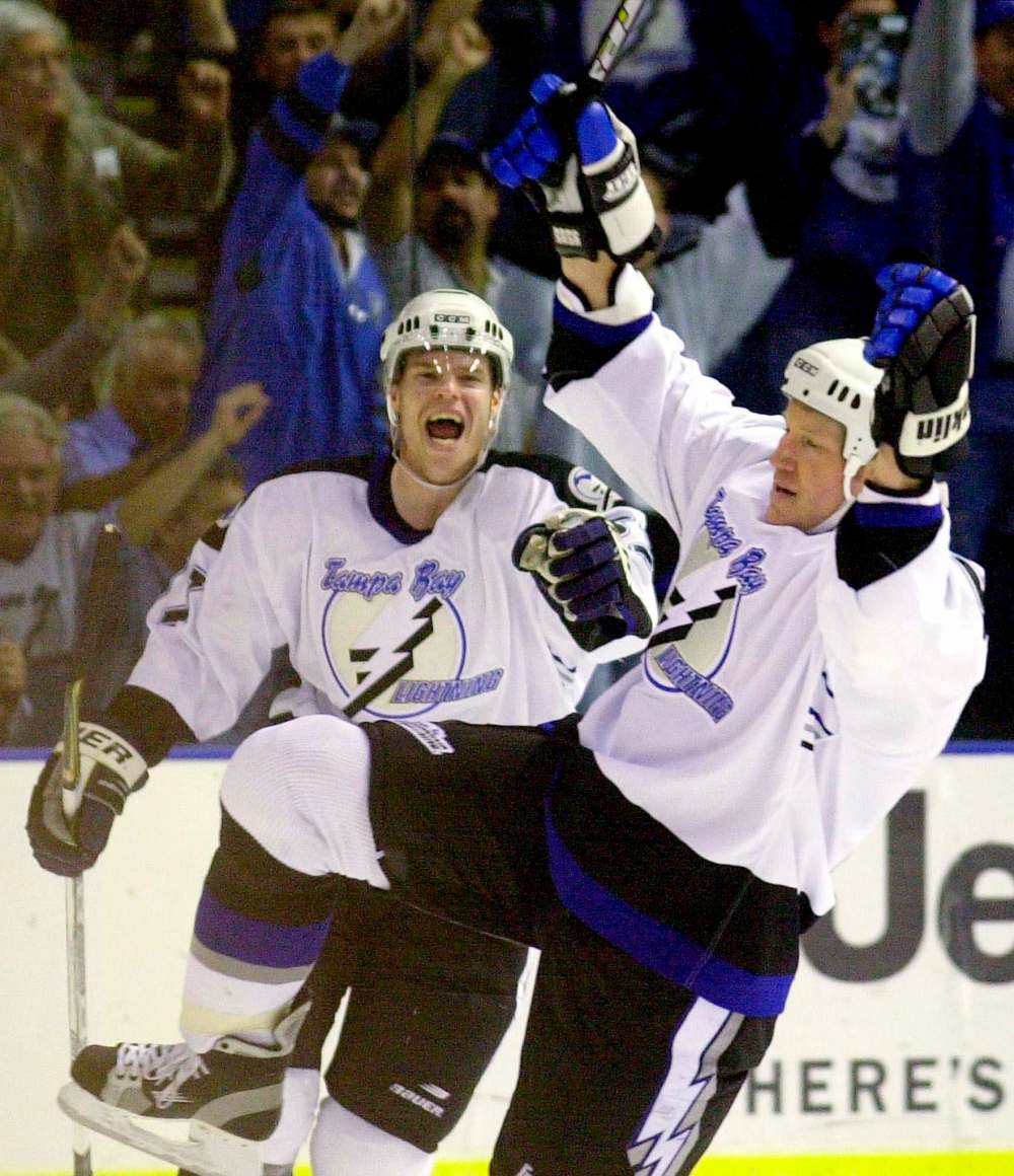Steve Nesius / The Associated Press Files
Fredrik Modin (left) and Grant Ledyard celebrate a goal in a 2001 hockey game. Next month Ledyard will become the first player inducted into the Winnipeg Blues Hall of Fame.