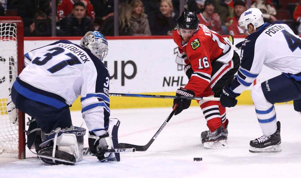 CHRIS SWEDA / CHICAGO TRIBUNE
Winnipeg goalie Connor Hellebuyck got the start in net in the Jets win over Chicago, Thursday.