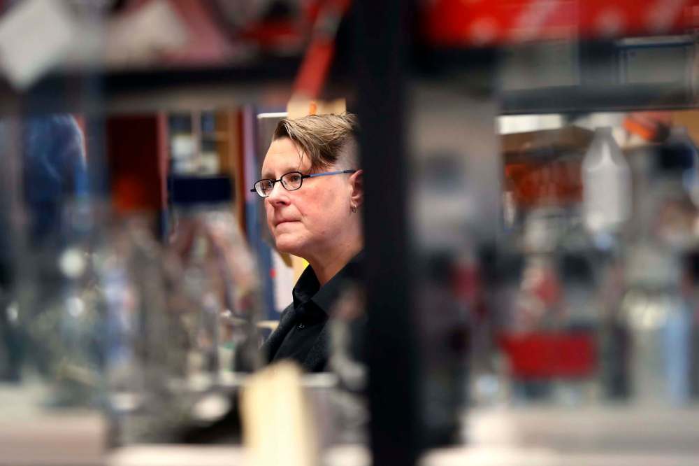 WAYNE GLOWACKI / WINNIPEG FREE PRESS
Cancer patient, Lisa Babey tours the Research Institute at CancerCare Manitoba.