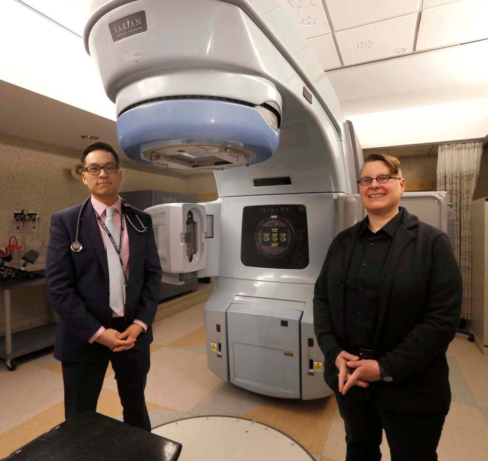 WAYNE GLOWACKI / WINNIPEG FREE PRESS
Babey with Dr. Julian Kim, Radiation Oncologist by the linear accelerator for radiation therapy.