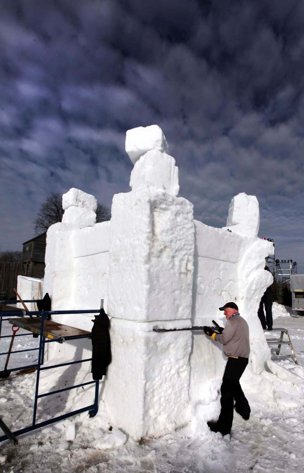 PHIL HOSSACK / WINNIPEG FREE PRESS
Lyle Peters uses an antique hand saw to detail his sculpture at the Festival du Voyageur site at Whittier Park.