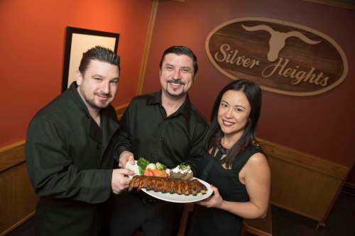 DAVID LIPNOWSKI / WINNIPEG FREE PRES
(Left to right) J.C., Tony and Sue Siwicki with some of the restaurant's famous ribs.