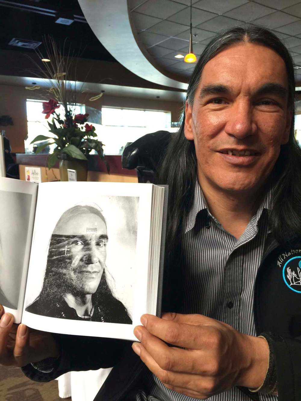 ALEXANDRA PAUL / WINNIPEG FREE PRESS
Gary Richards, a cultural support worker with All Nations Hope Network in Regina poses with one of the 'tools' in his tool kit, Signs of Your Identity, a collection of photographs supported by The Pulitzer Centre on Crisis Reporting and shot by documentary photographer Daniella Zalcman on Canada's residential school survivors.