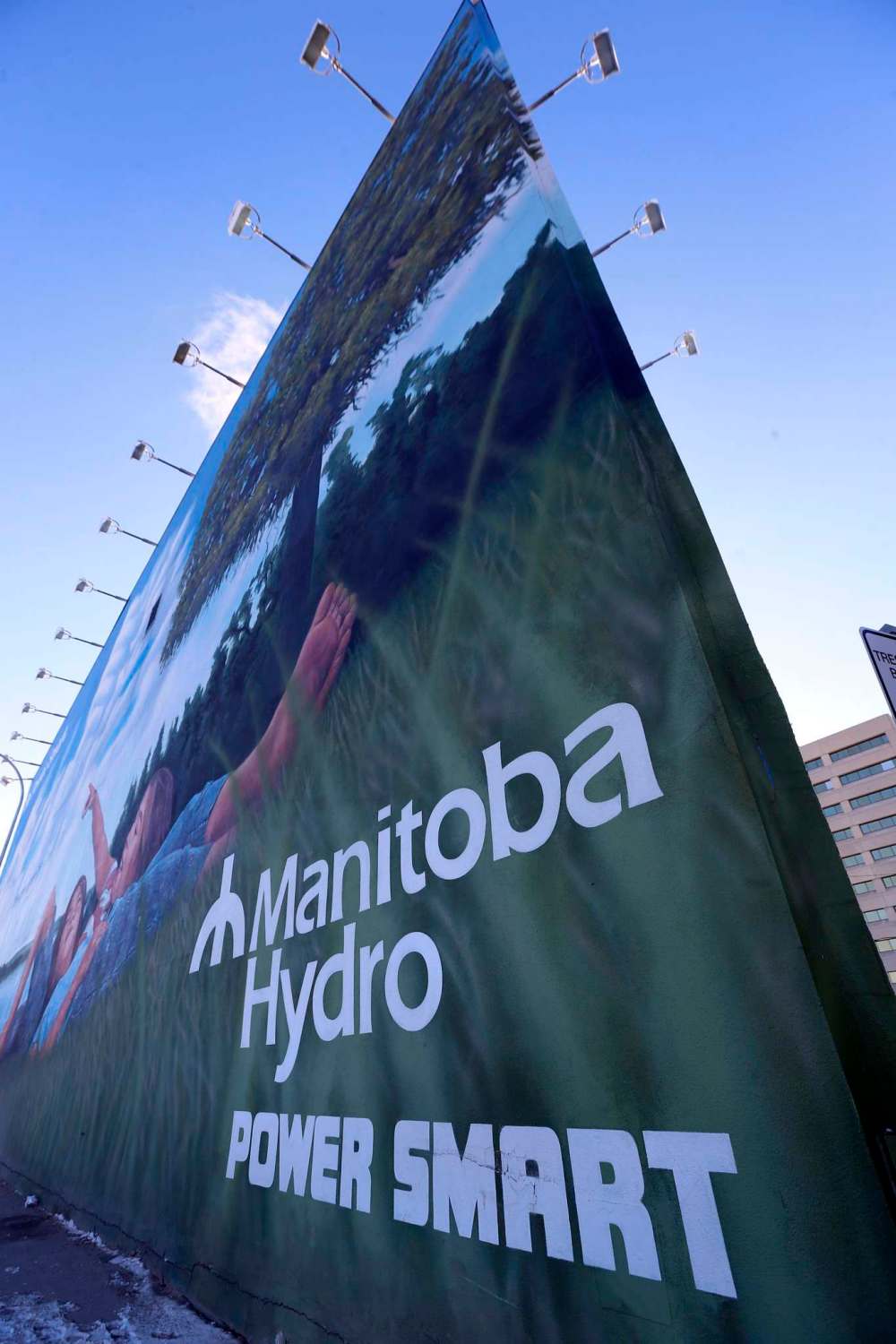 WAYNE GLOWACKI / WINNIPEG FREE PRESS
Manitoba Hydro Power Smart mural on the the side of the Manitoba Hydro building on Portage Ave. and St James Street. Efficiency Manitoba — would take over responsibility for energy-savings programs that are now carried out by Manitoba Hydro.