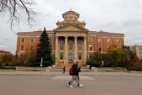 BORIS MINKEVICH / WINNIPEG FREE PRESS FILES
Universities and community colleges will see their provincial grants virtually frozen for 2017.