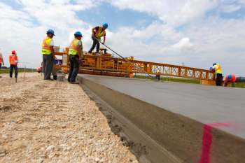 BORIS MINKEVICH / WINNIPEG FREE PRESS FILES
Cement being poured on Highway 75 south of Winnipeg in 2014. Numerous studies have found investing in infrastructure pays dividends.