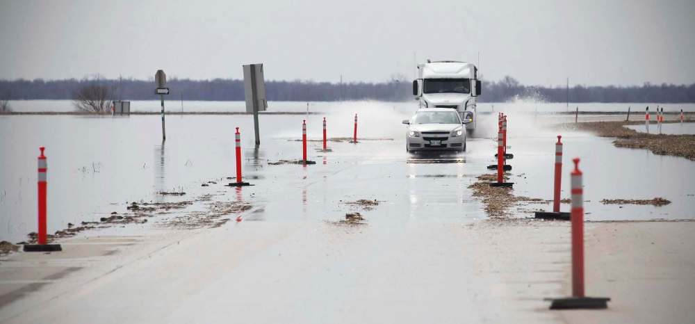 John Woods / The Canadian Press Files
Flooding from the Morris and Red rivers made driving treacherous on Highway 75 six years ago.