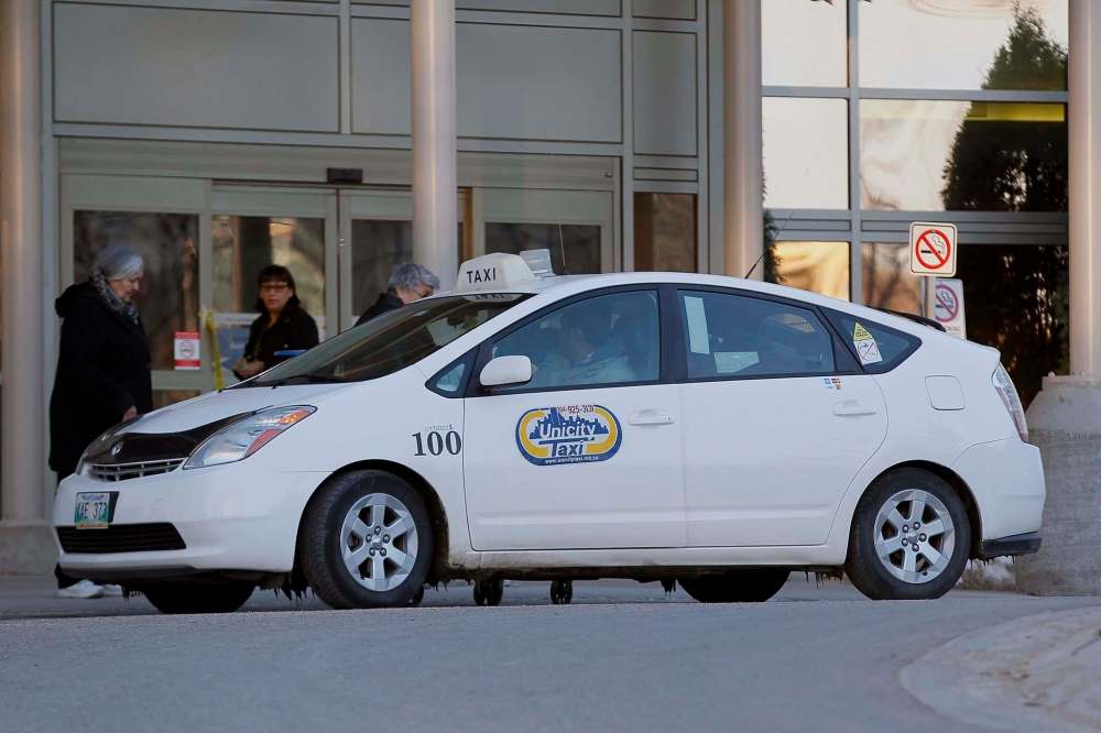 John Woods / Winnipeg Free Press Files
A city cab waits for a customer at St. Boniface Hospital in Winnipeg.