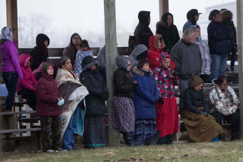 JEN DOERKSEN/WINNIPEG FREE PRESS
Youth, elders and children sit next to each other at the vigil for Serena McKay in Sagkeeng First Nation on Thursday evening. People from Winnipeg and surrounding communities travelled out for the vigil.