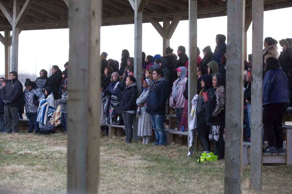 JEN DOERKSEN / WINNIPEG FREE PRESS FILES
Youth, elders and children, including some from Winnipeg and surrounding communities, gather in Sagkeeng First Nation Thursday evening at the vigil for Serena McKay.