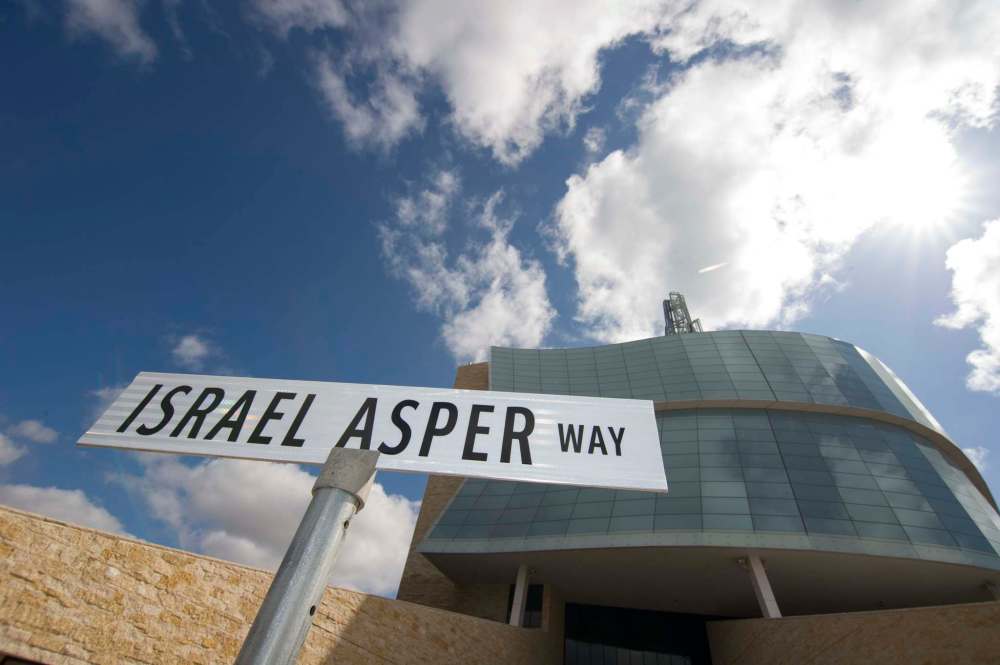 DAVID LIPNOWSKI / WINNIPEG FREE PRESS FILES
A redesign of Israel Asper Way from south of York Avenue to the Forks Market will be the subject of a design competition.