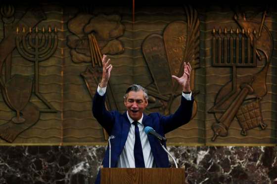 JOHN WOODS / WINNIPEG FREE PRESSFormer Canadian ambassador to the U.S. and Manitoba premier Gary Doer speaks at Shaarey Zedek Synagogue on Monday.