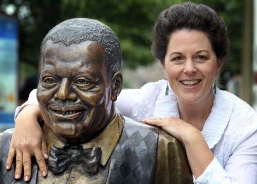 Wayne Cuddington / Ottawa Citizen
Ruth Abernethy with her sculpture of pianist Oscar Peterson.