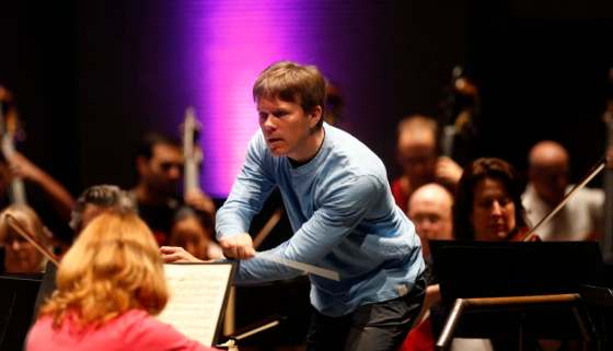 Wayne Glowacki / Winnipeg Free Press FilesAlexander Mickelthwate rehearses with the Winnipeg Symphony Orchestra at the Centennial Concert Hall in 2015.