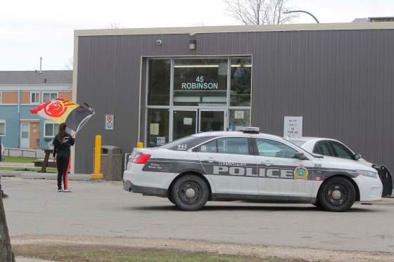 BORIS MINKEVICH / WINNIPEG FREE PRESS FILESPolice at The Indian and Métis Friendship Centre in Winnipeg's North End in May, 2017