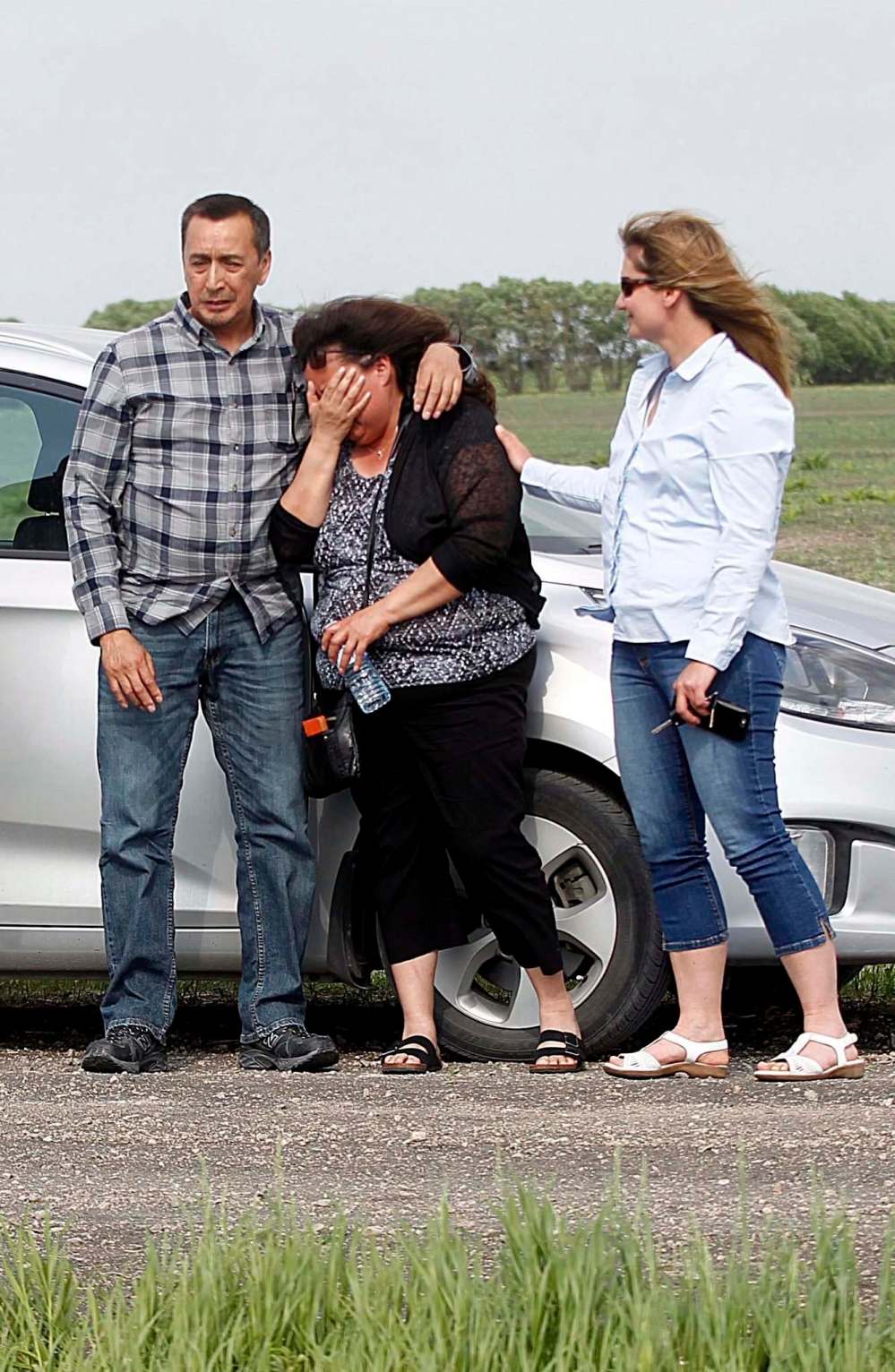 PHIL HOSSACK / WINNIPEG FREE PRESS
Melinda Wood is comforted by her husband George as the parents visit the spot where their daughter’s body was found.
