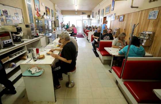 TREVOR HAGAN / WINNIPEG FREE PRESS The Windmill Restaurant closes Sunday. Eileen Damianakos ran it with her late husband, Gus.