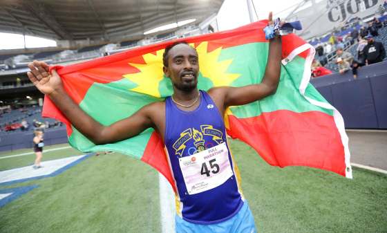 TREVOR HAGAN / WINNIPEG FREE PRESSManitoba Marathon winner Teresa Fekensa with the flag of Oromia.