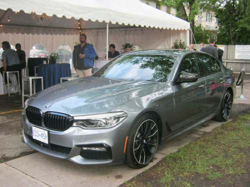 MYRON LOVE / WINNIPEG FREE PRESS
The 2017 BMW 550i on display at rear of Pizzeria Gusto, which hosted Birchwood BMW&rsquo;s first off-site new product launch.