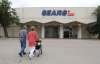 RUTH BONNEVILLE / WINNIPEG FREE PRESS
Former Sears employees Edna and Norm Pohl have fond memories of working for the company and are sad to see it close. The Pohls make their way into the Garden City Sears store Thursday afternoon.
