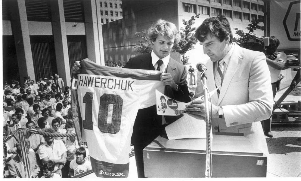 Winnipeg Free Press Files
Dale Hawerchuk signs his first NHL contract at the corner of Portage and Main with Jets GM John Ferguson.