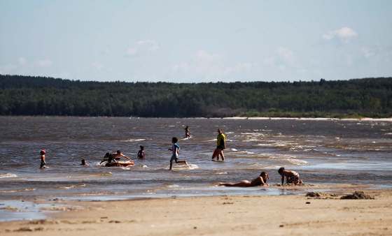 MIKE DEAL / WINNIPEG FREE PRESS FILESA Beach Safety Officer keeps an eye on some kids at Grand Beach in August 2016.
