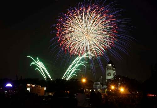 BORIS MINKEVICH / WINNIPEG FREE PRESS files
Canada Day fireworks at Assiniboine Park