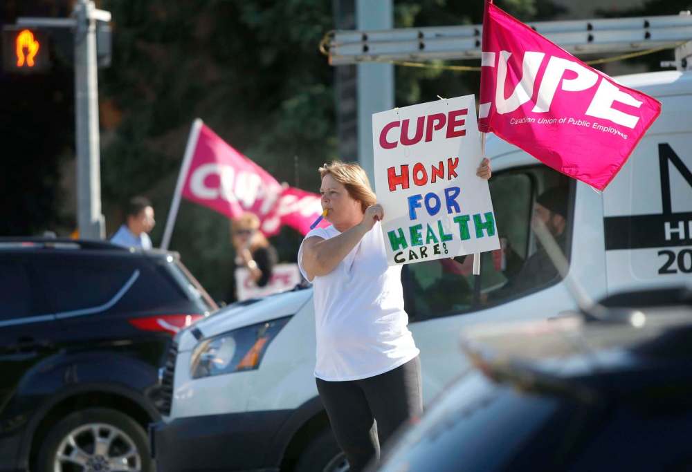 WAYNE GLOWACKI / WINNIPEG FREE PRESS
About 20 people took part in a CUPE information picket on Notre Dame Ave. by the HSC Thursday morning to protest Premier Brian Pallister's cuts to health care and raise awareness of the impact the cuts will have on front line workers.