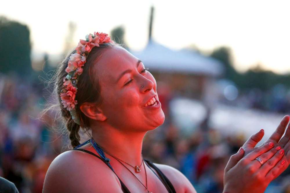 JUSTIN SAMANSKI-LANGILLE / WINNIPEG FREE PRESS
A festival goer listens to day one headliners The Shins Thursday at Folk Fest, Thursday evening.