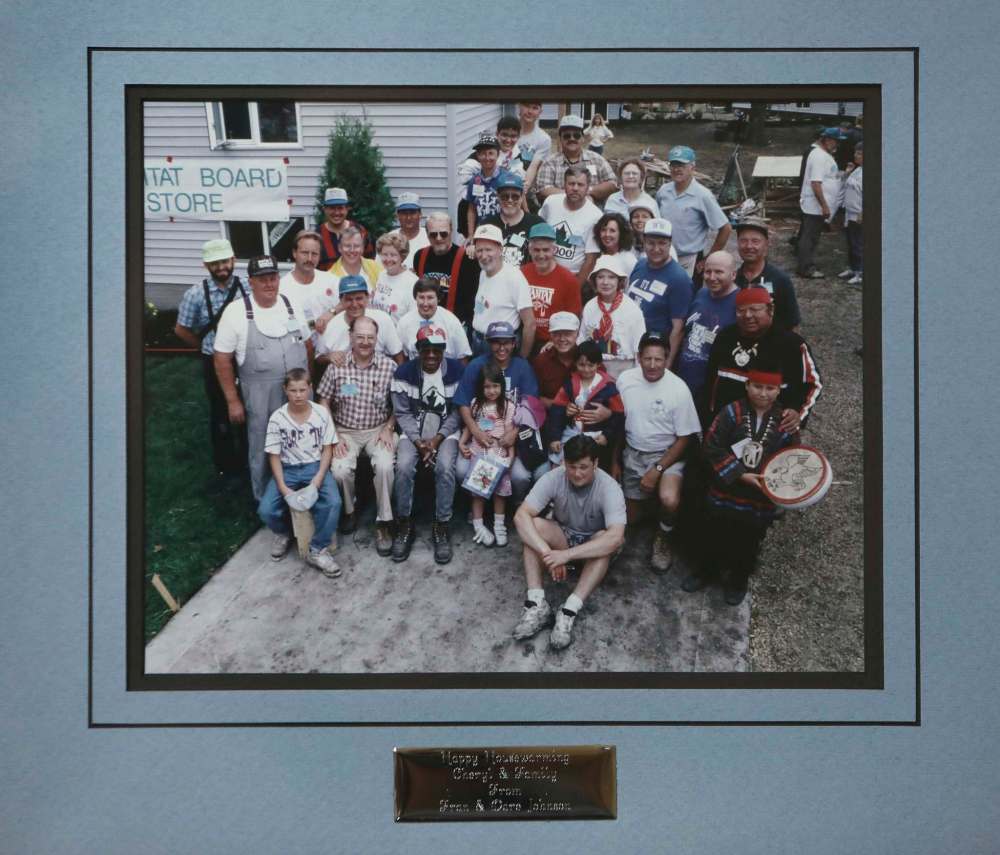 RUTH BONNEVILLE / WINNIPEG FREE PRESS
The group photo of the crew that built Cheryl Pelletier's home on Habitat Place in the North End in 1993.