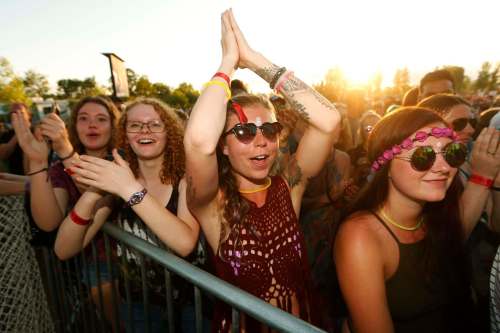 JOHN WOODS / WINNIPEG FREE PRESS
Winnipeg Folk Fest fans enjoy the Barenaked Ladies Sunday.